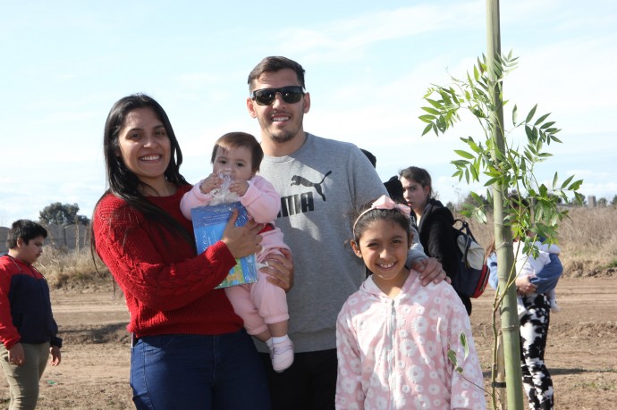 Cerca de setenta nuevos salliquelenses plantaron su árbol