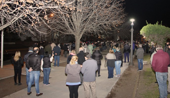 Alrededor de 200 personas se congregaron en apoyo al Padre Chelo