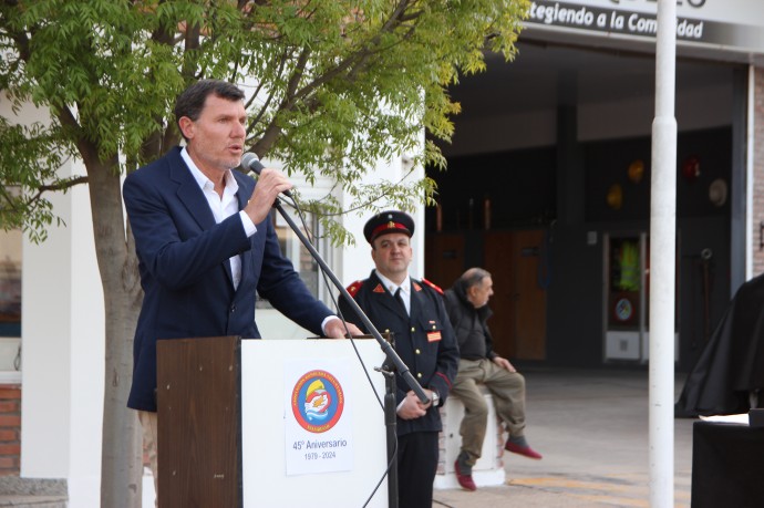 Emotivo acto protocolar por los 45 años de Bomberos Voluntarios 