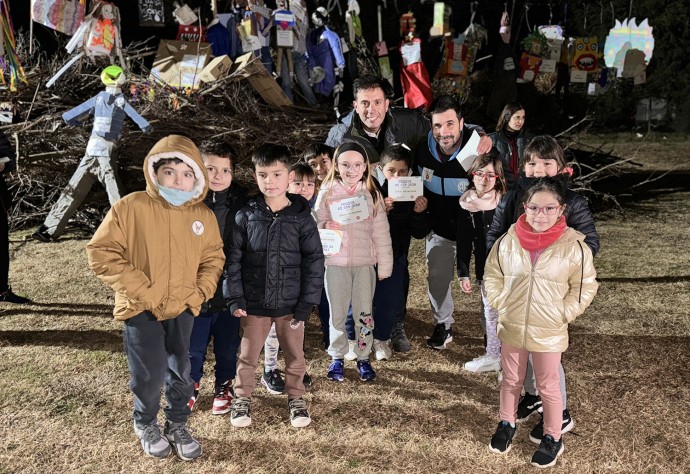 Las llamas de la “Fogata de San Juan” iluminaron el Acceso Baigorria